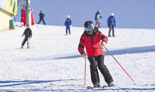 1月26日，滑雪爱好者们在张家口市崇礼区万龙滑雪场滑雪。 河北日报记者 耿 辉摄